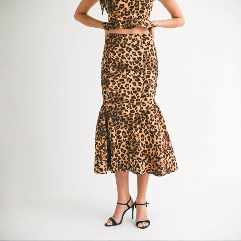 Chic Leopard Print Ruffle Crop Top and Midi Skirt Set - Picture 4 of 11